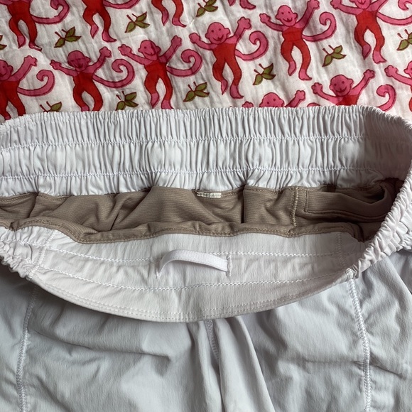 LULULEMON 4inch shorts size 4 hotty hot - Picture 4 of 4